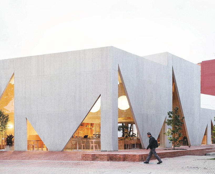 نگاهی به طراحی رستورانی با پنجره‌های مثلثی درشهر Bogotá